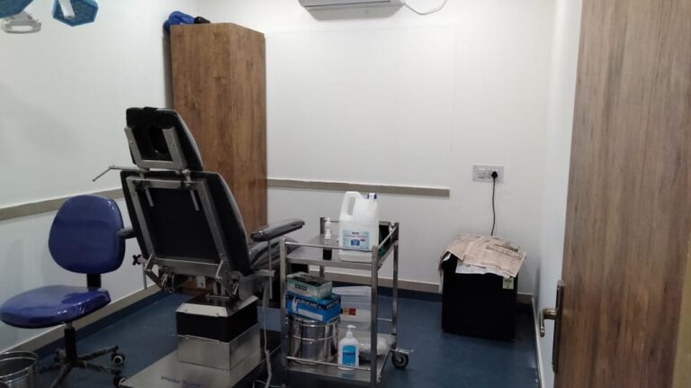 operation theatre area with reclining chair at kolkata branch of hairfree hair grow