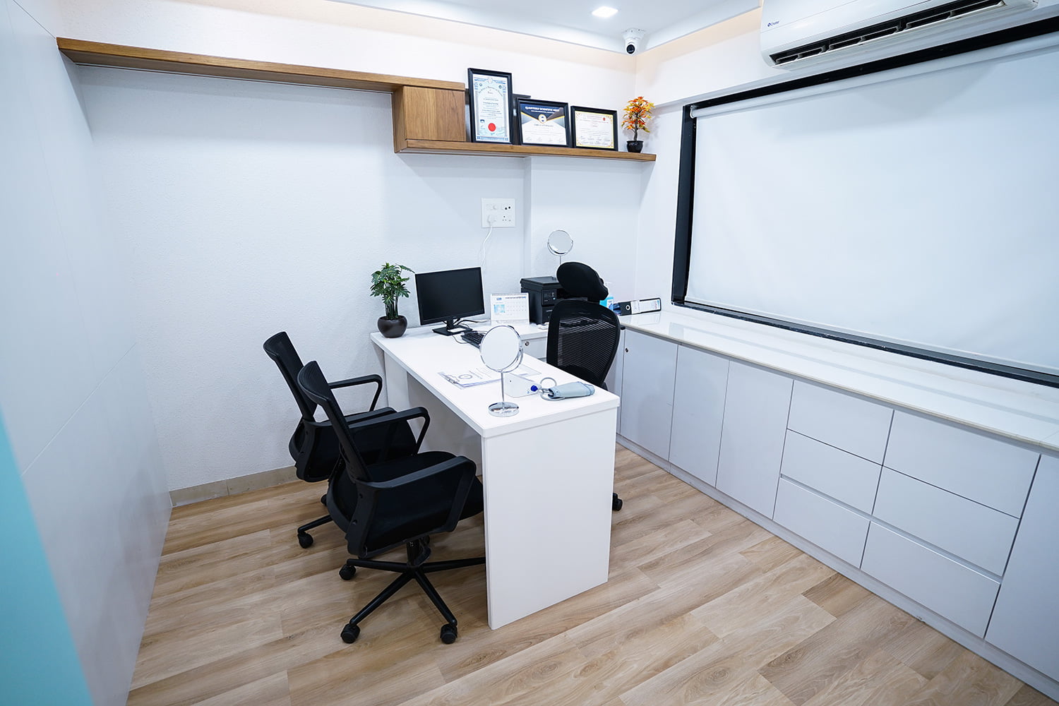 hair loss doctor's consultation cabin with monitor showing before and after of hair transplant results at mumbai branch of hfhg