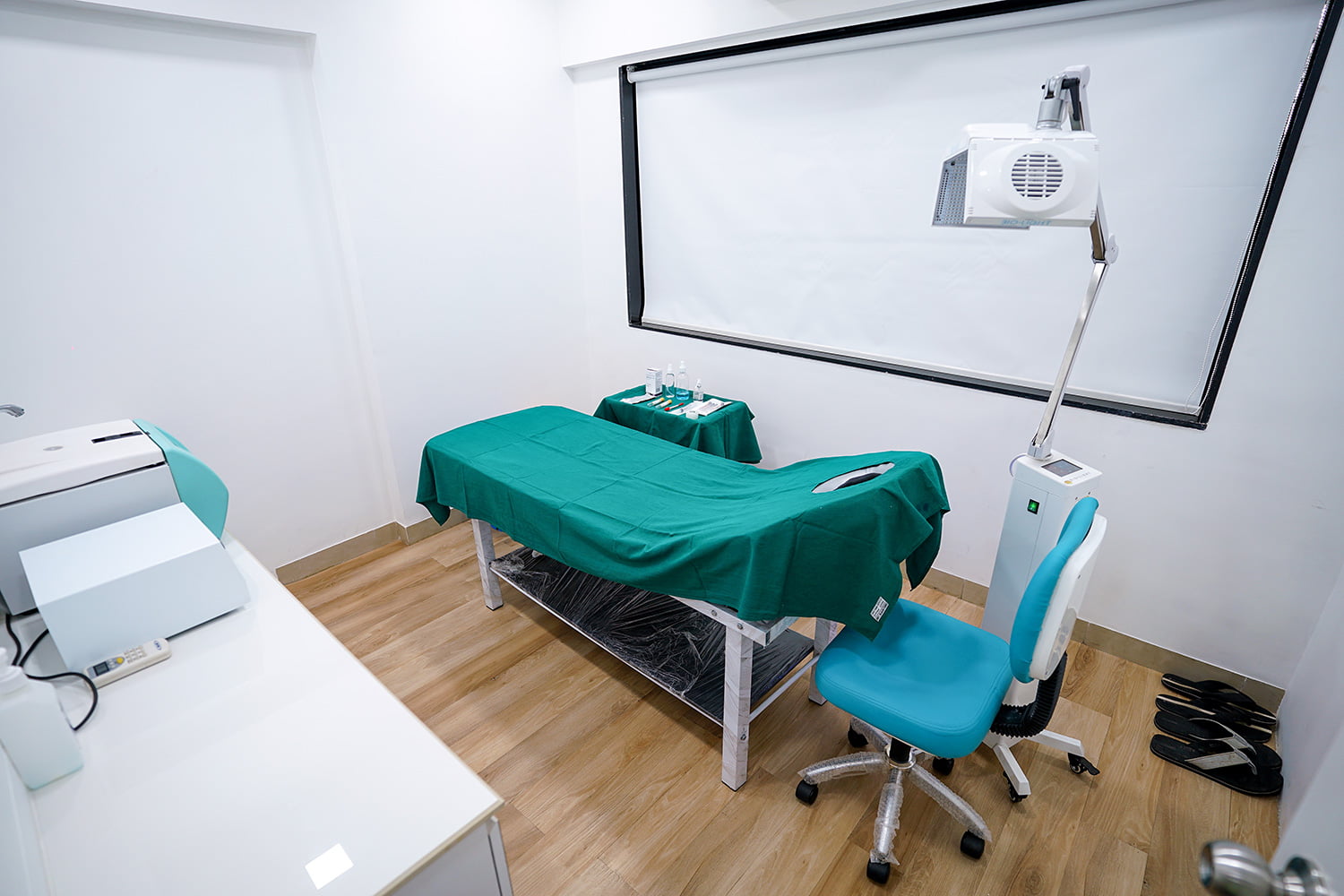 patient hair loss problem examination area with reclining table and light instruments at pune kharadi branch of hair free hair grow