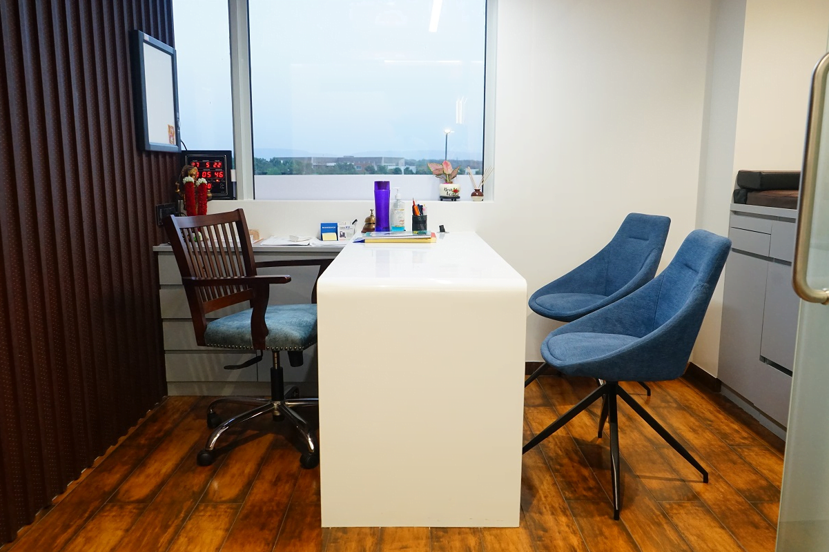 doctor's consultation cabin with monitor showing before and after of hair transplant results at kolkata branch of hair free and hair grow