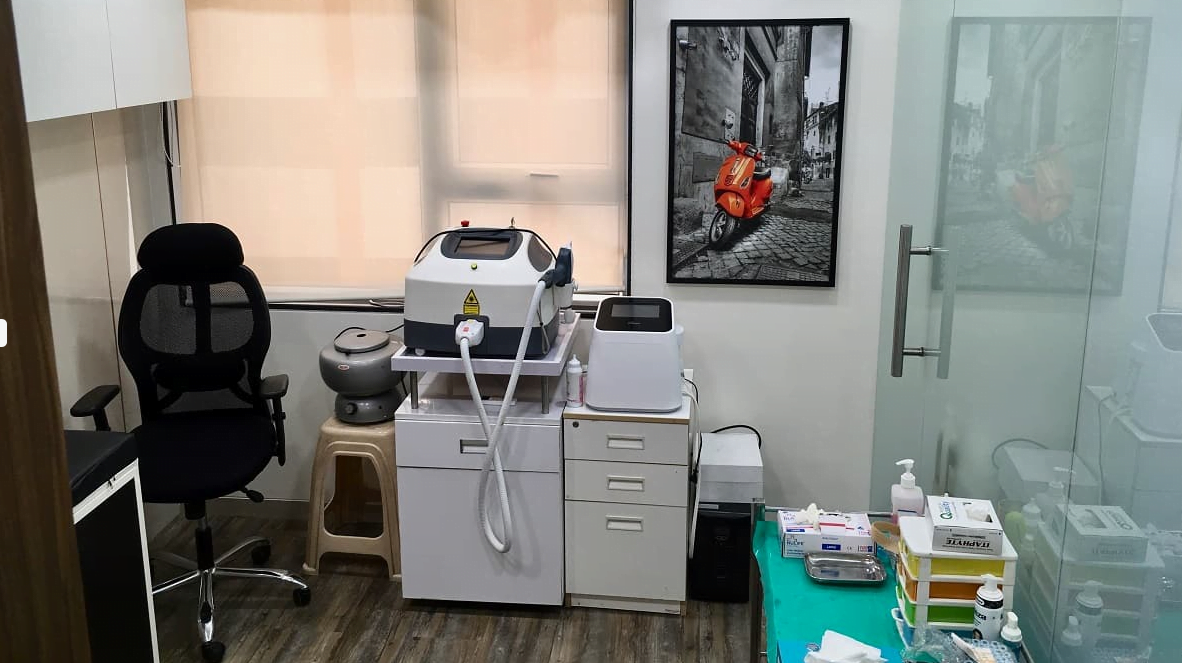 pre hair transplant evaluation cabin with instruments at vapi bramch of hair free